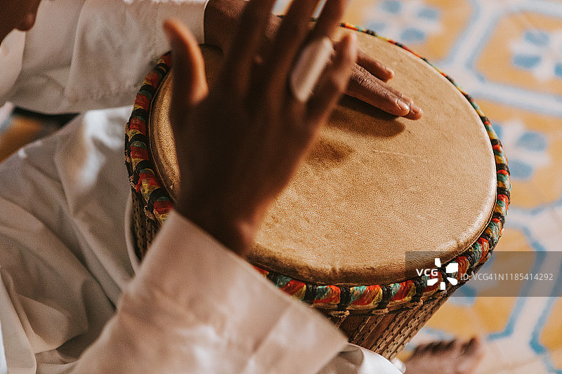 非洲摩洛哥的邦戈乐队。图片素材