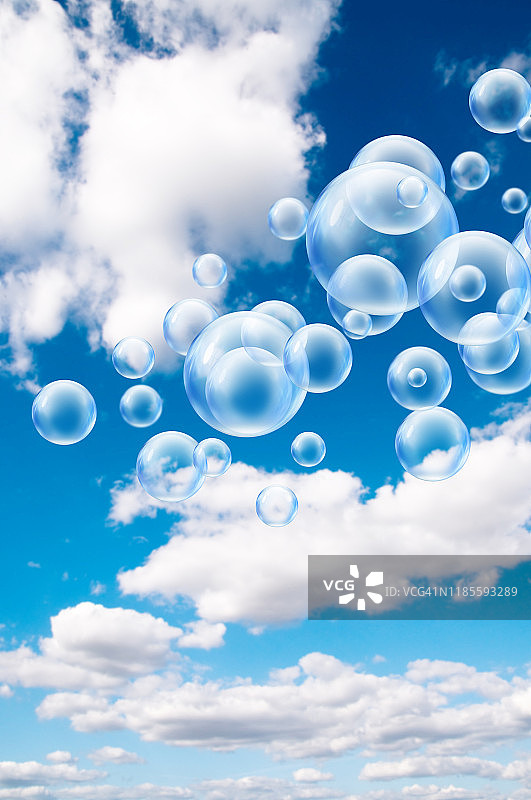 漂浮在天空中的气泡图片素材