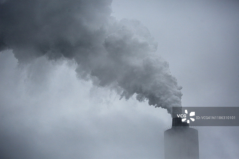空气污染从烟囱升起图片素材
