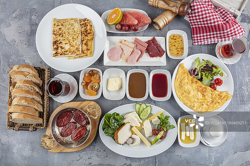 传统的土耳其早餐桌。土耳其风格的早餐。图片素材