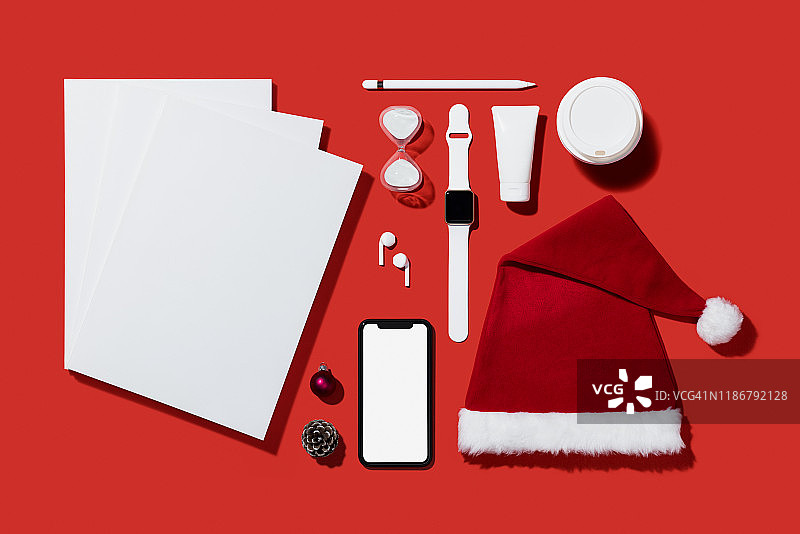 拷贝空间圣诞平铺在红色背景上图片素材