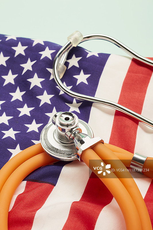 听诊器和美国国旗的高角度视图图片素材