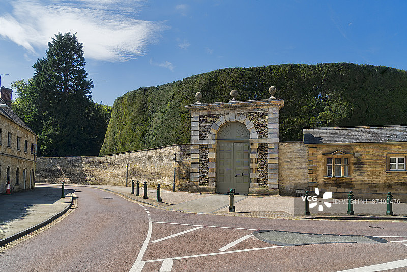 赛伦塞斯特;公园，大门与著名的紫杉树篱，格洛斯特郡;英国;英格兰图片素材