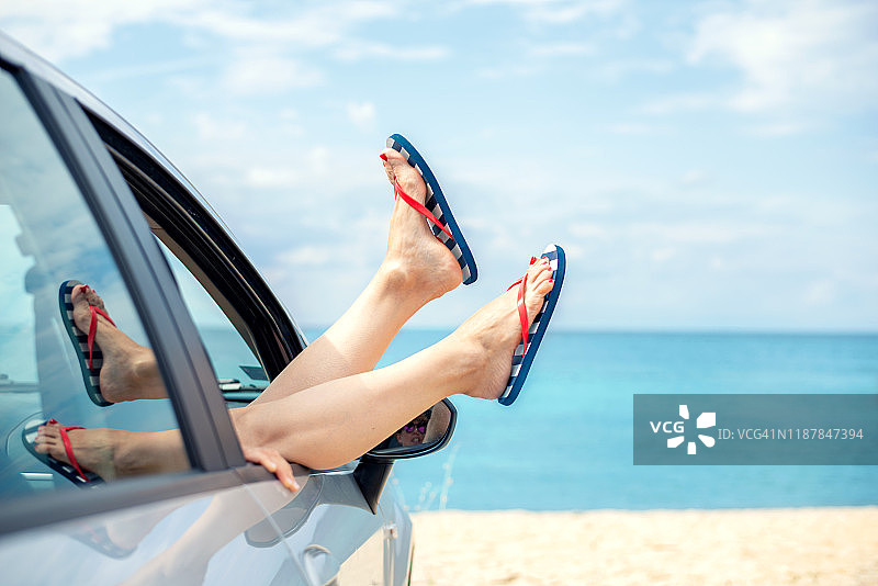 在沙滩上的车里放松的女人图片素材