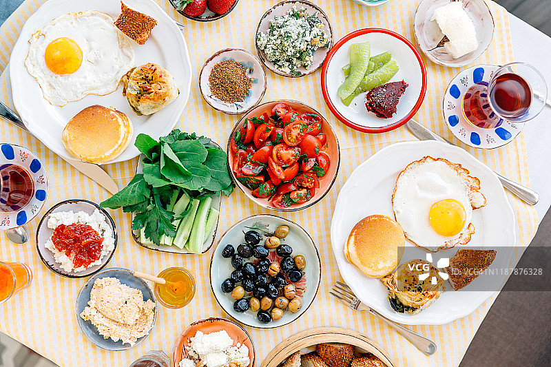 餐桌上的传统土耳其早餐，高角度视角，土耳其伊斯坦布尔图片素材