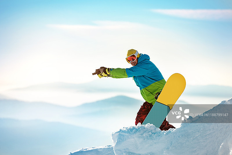 滑雪者站在滑雪坡上，指着什么东西图片素材