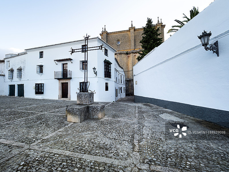 西班牙安达卢西亚历史古城隆达旧城区的街景。图片素材