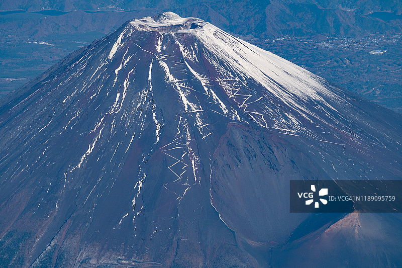 从飞机上俯瞰日本静冈县积雪覆盖的富士山图片素材