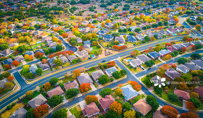 无人机俯瞰郊区现代住宅开发的秋色图片素材