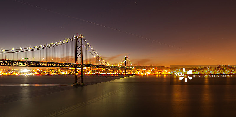 里斯本- 4月25日晚上的桥(4月25日的桥)-葡萄牙图片素材