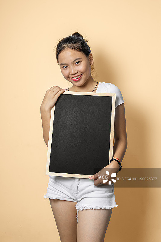 手持黑板的年轻女子图片素材