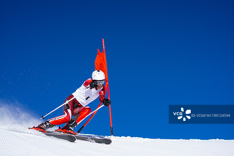 专业滑雪者在超级g赛道在晴朗的蓝天图片素材