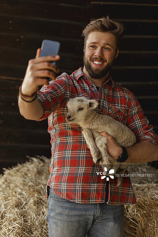 农夫抱着羔羊自拍图片素材