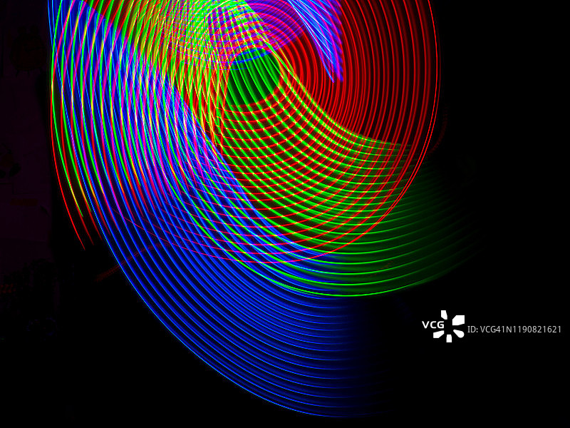 未来色彩斑斓的曲线形成网状。虚拟环境。3 d。图片素材