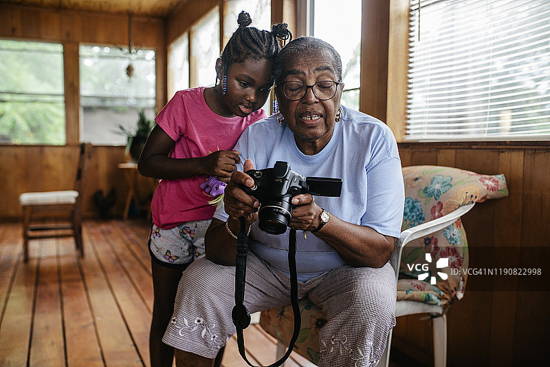 黑人祖母和孙女在看照片图片素材