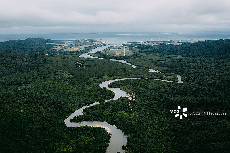 鸟瞰图蜿蜒流入大海的红树林河，Iriomote岛，冲绳，日本图片素材