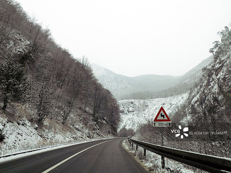 开车穿过雪山的风景图片素材