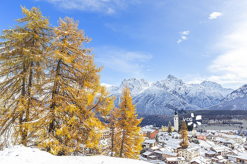 在高山的村庄里，秋天被新鲜的雪染成了色彩。图片素材