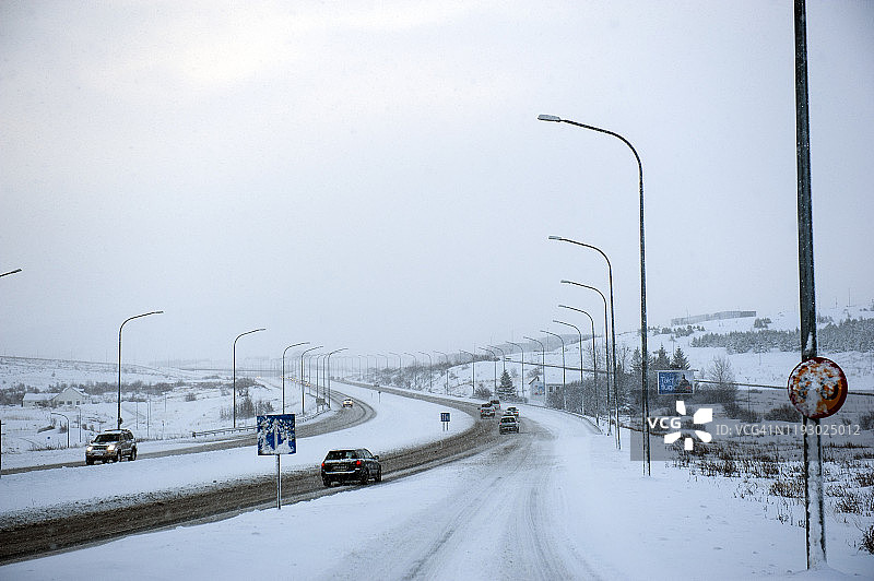 冰岛雷克雅未克附近的冬季景观和交通图片素材
