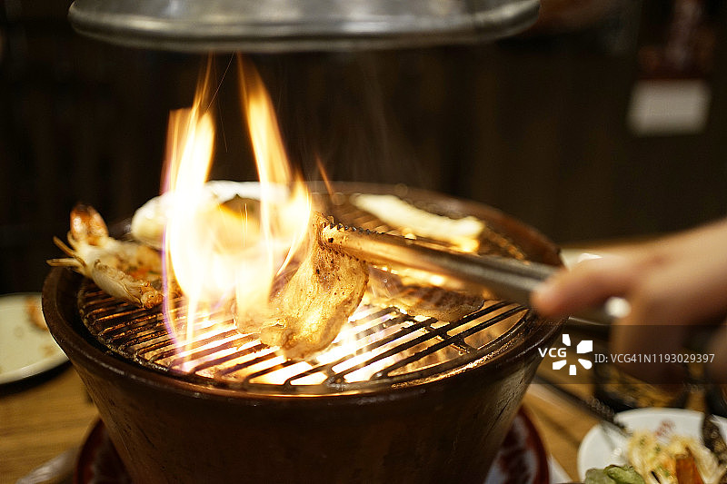 烤制日式和牛肉串，放在火上烤盘上图片素材