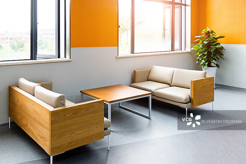 现代的等候室，有咖啡桌和沙发图片素材