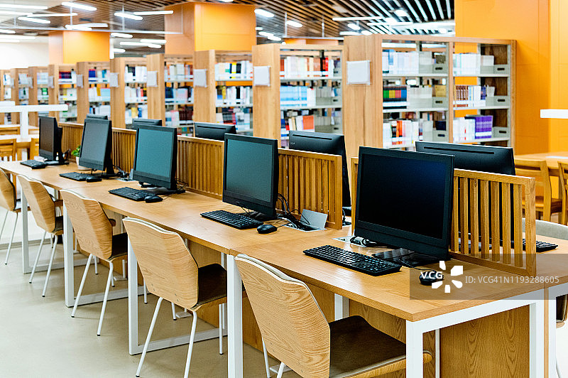 现代图书馆的电脑和书架图片素材