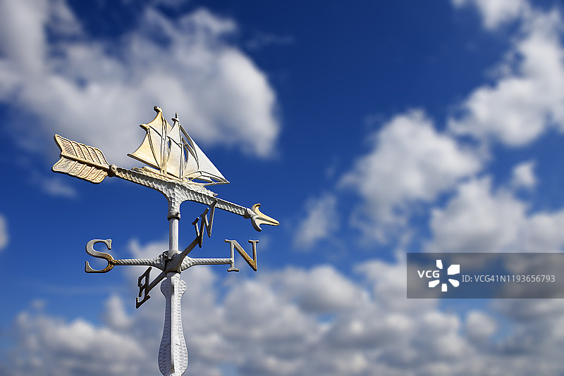 帆船风向标对抗着壮观的天空。图片素材