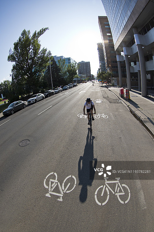自行车信使骑自行车道图片素材