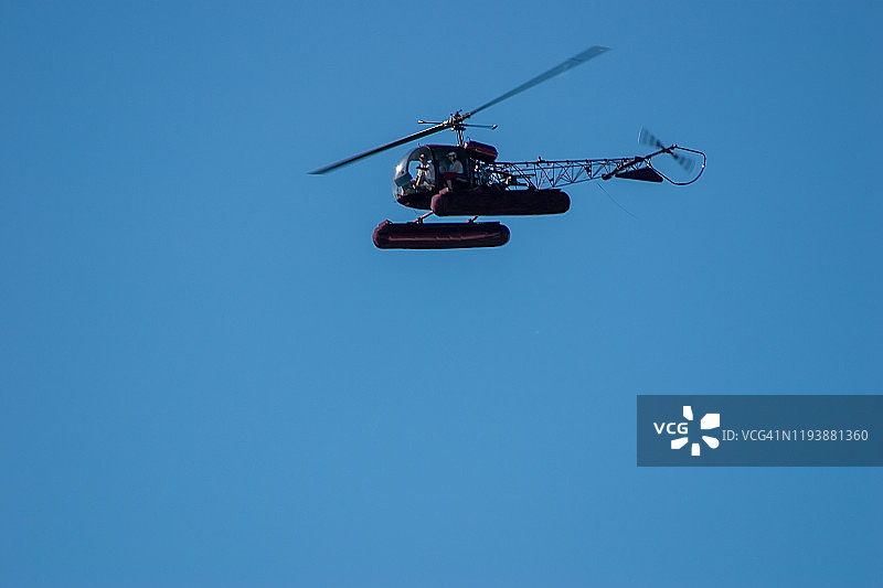 一艘两栖直升机图片素材