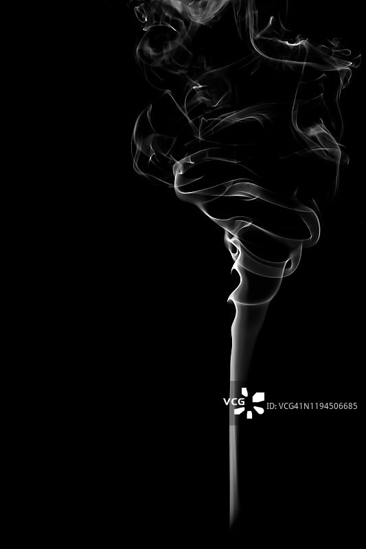 抽象的白色烟雾在黑色的背景。黑色背景上的烟雾图片素材