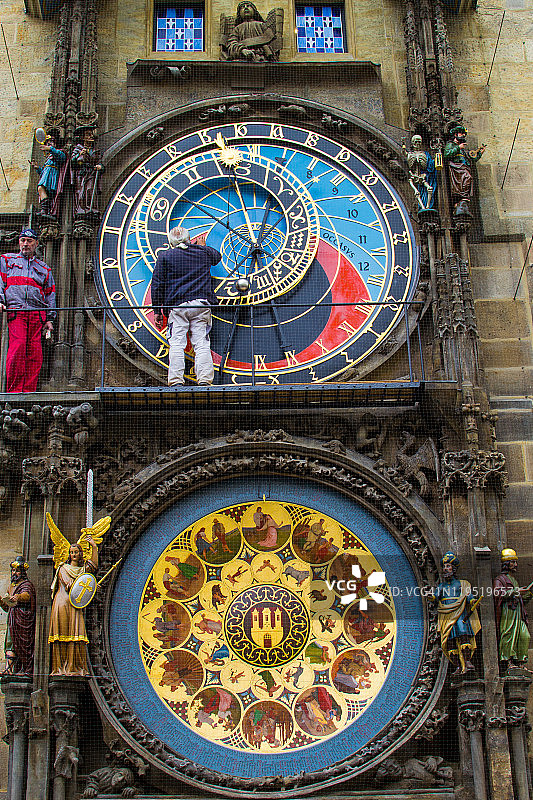 布拉格天文钟的垂直图片(布拉格Orloj, Pražský Orloj)在布拉格，捷克共和国的老市政厅(Staroměstská radnice)的正面，人们正在修理它图片素材