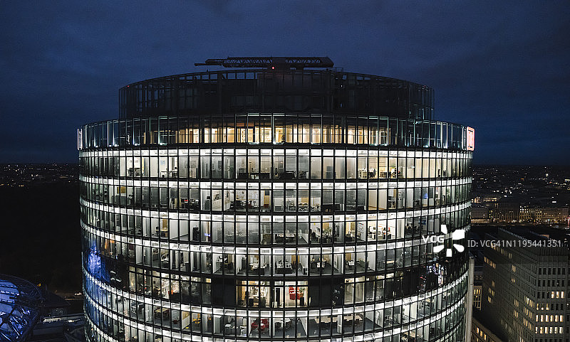 德国柏林波茨坦广场，夜晚灯火通明的现代办公大楼图片素材