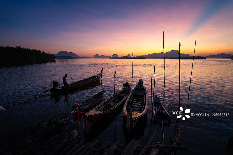 美丽的早晨，泰国攀迦湾的一个渔村。图片素材