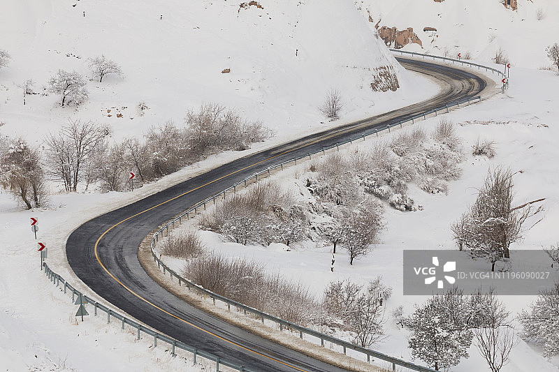 nesehir，土耳其，2017年3月/雪山中间的结冰道路图片素材
