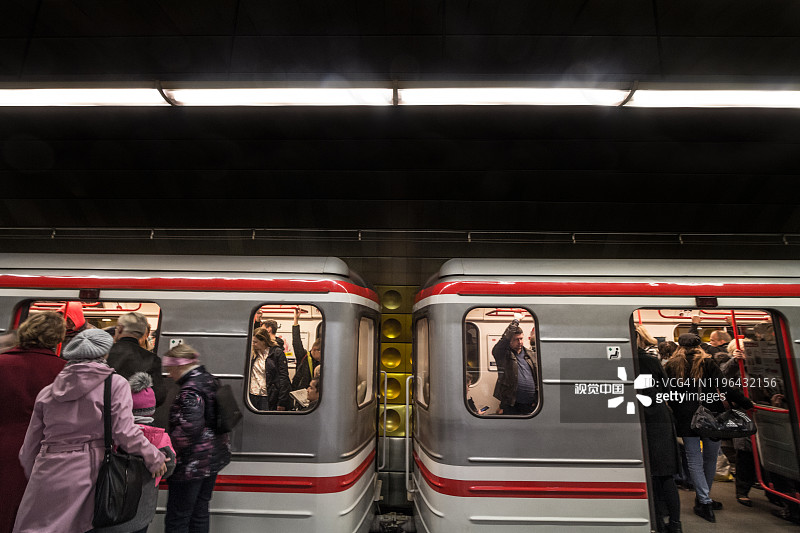 在布拉格地铁(Prazske Metro)的高峰期，乘客涌入拥挤的列车。它是这个城市主要的快速交通系统。图片素材
