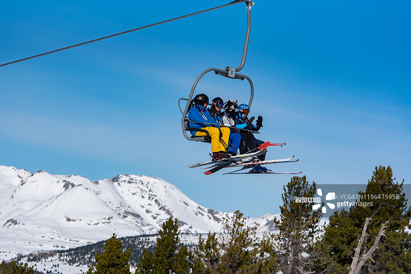 人们在安道尔的格兰德瓦利拉滑雪站享受阳光日。图片素材