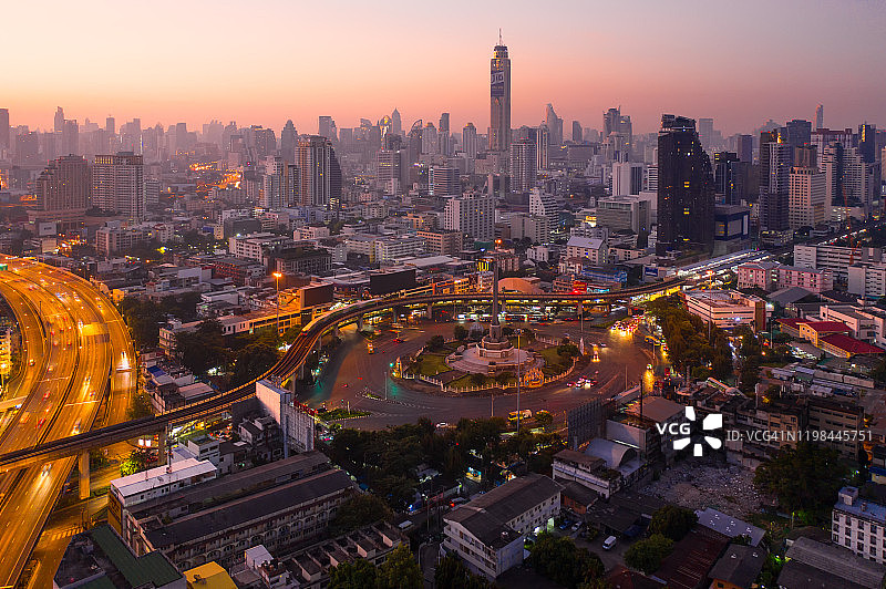 鸟瞰图曼谷现代办公大楼，公寓在曼谷市区与日落天空，曼谷是东南亚人口最多的城市。泰国曼谷图片素材