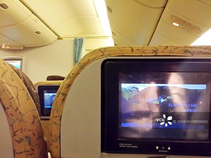 飞机座位后面的LCD显示飞机当前位置，位置和距离目的地的距离图片素材