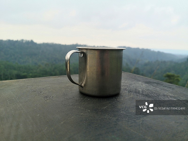 一杯咖啡就能看到山脉和天空图片素材
