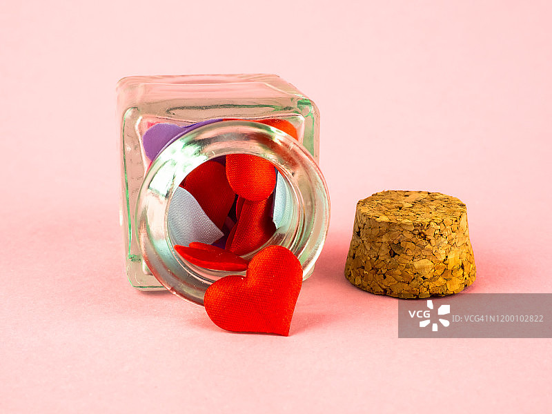 爱情和浪漫主义的概念。一个有彩色心形和软木塞的玻璃罐子图片素材
