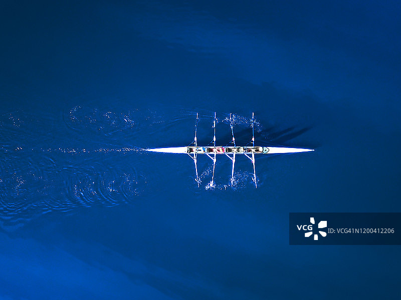 鸟瞰一艘划艇被经典的蓝色海水包围图片素材