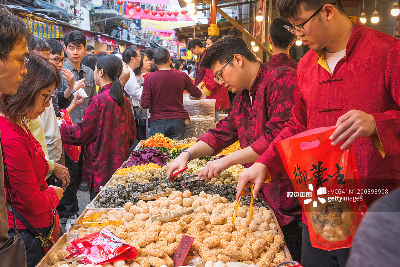 台北市大道城迪化街春节市场上的台湾传统糖果摊贩图片素材