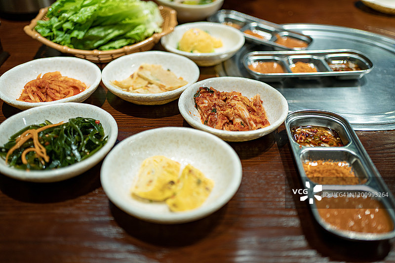 韩国烧烤和配菜，韩国图片素材