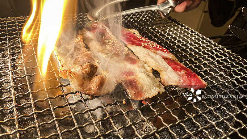 炭火上美味的烤牛肉图片素材