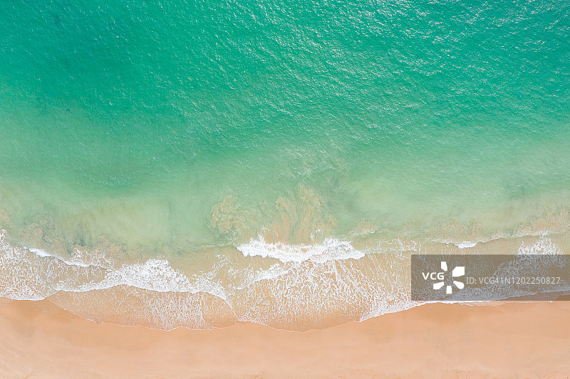 一架无人机拍摄的夏天的海滩和大海图片素材