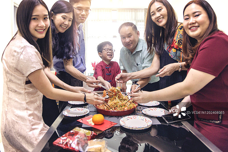 中国新年中国家庭在团圆饭上吃“鱼生”。图片素材