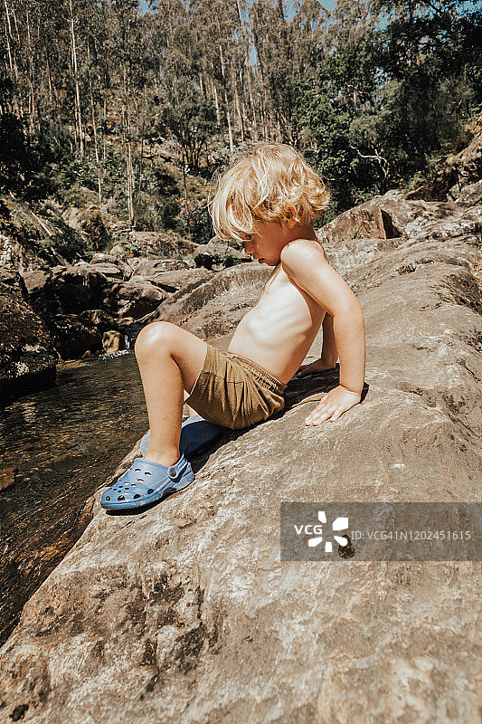 夏天，小男孩在河边玩大自然图片素材