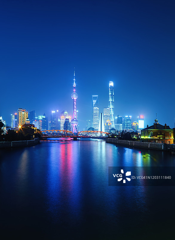 晚上上海的摩天大楼图片素材