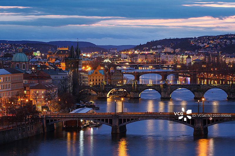 布拉格市中心和伏尔塔瓦河的夜景。图片素材