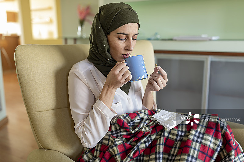 生病的穆斯林妇女正在吃药图片素材
